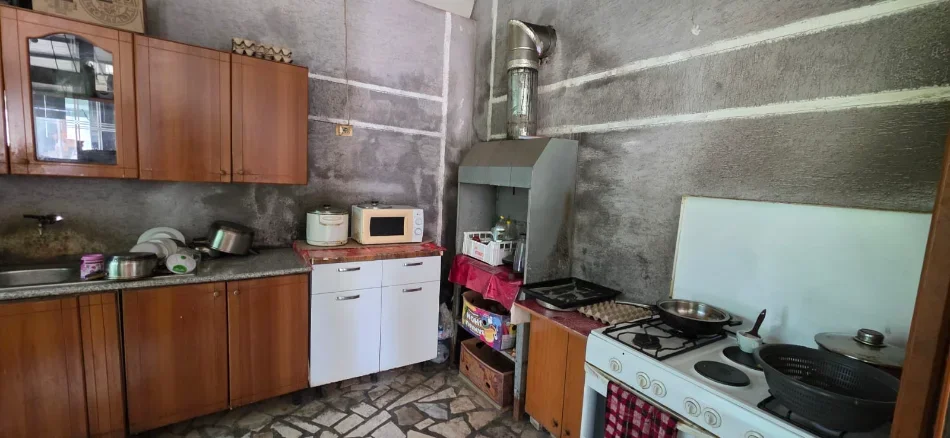 Tirane, jepet me qera lokal Kati 0, 130 m² 600 € (Univers City)
