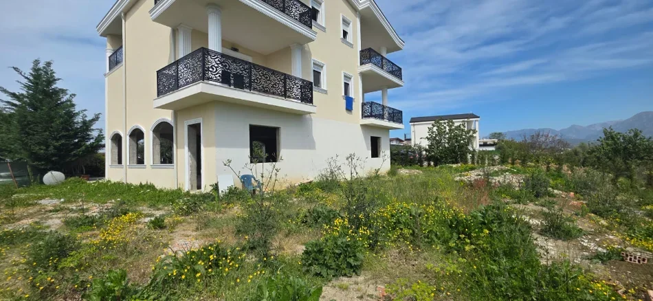 Tirane, jepet me qera lokal Kati 1, 2.800 m² 2.500 € (Paskuqan)