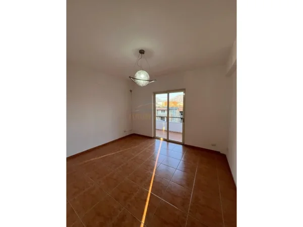 Tirane, jepet me qera apartament 3+1 Kati 5, 115 m² 400 € (Ish Stacioni i Trenit, Tiranë.)