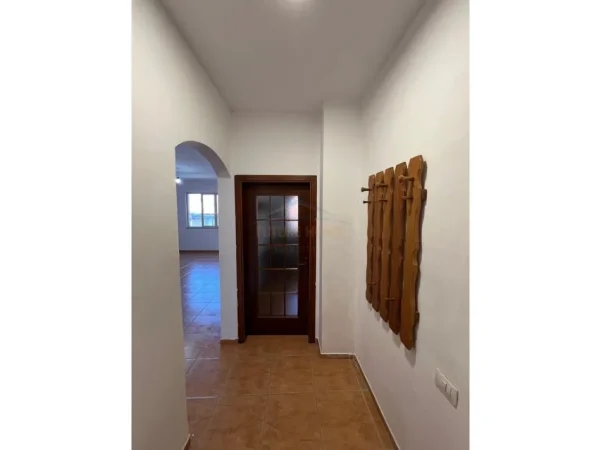 Tirane, jepet me qera apartament 3+1 Kati 5, 115 m² 400 € (Ish Stacioni i Trenit, Tiranë.)