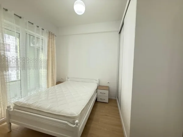 Tirane, jepet me qera apartament 1+1 , 70 m² 400 € (ali demi)