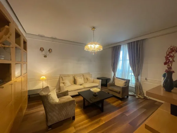 Tirane, jepet me qera apartament 1+1+Ballkon Kati 2, 80 m² 700 € (Shkolla Kuqe)