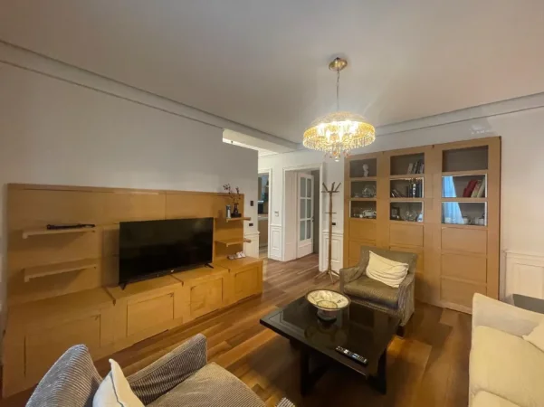 Tirane, jepet me qera apartament 1+1+Ballkon Kati 2, 80 m² 700 € (Shkolla Kuqe)