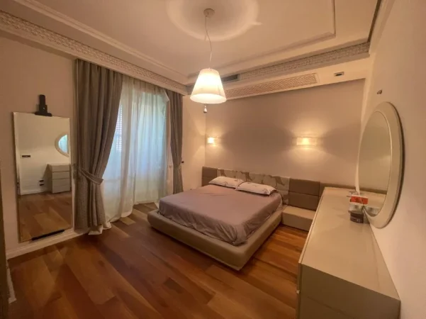 Tirane, jepet me qera apartament 1+1+Ballkon Kati 2, 80 m² 700 € (Shkolla Kuqe)