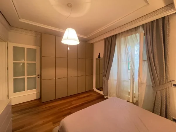 Tirane, jepet me qera apartament 1+1+Ballkon Kati 2, 80 m² 700 € (Shkolla Kuqe)