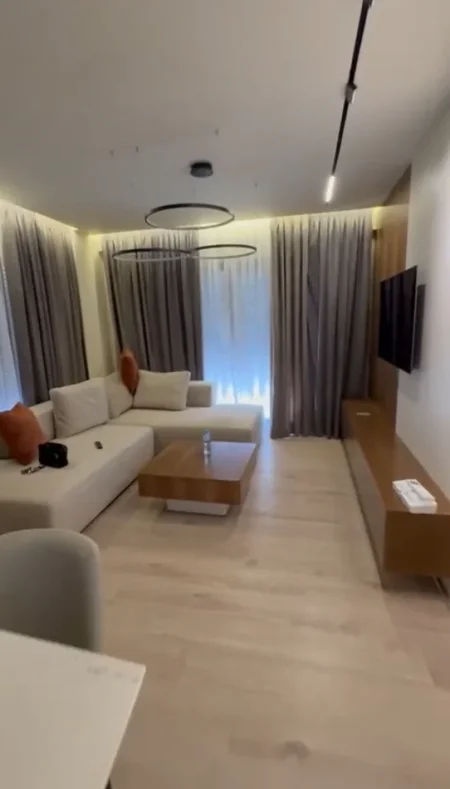 Tirane, jepet me qera apartament 2+1 Kati 4, 95 m² 750 € (PORCELAN)