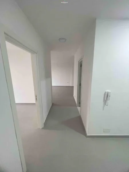 Tirane, jepet me qera zyre Kati 5, 108 m² 420 € (rruga e dibres)