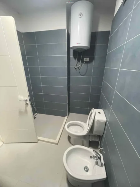 Tirane, jepet me qera zyre Kati 5, 108 m² 420 € (rruga e dibres)