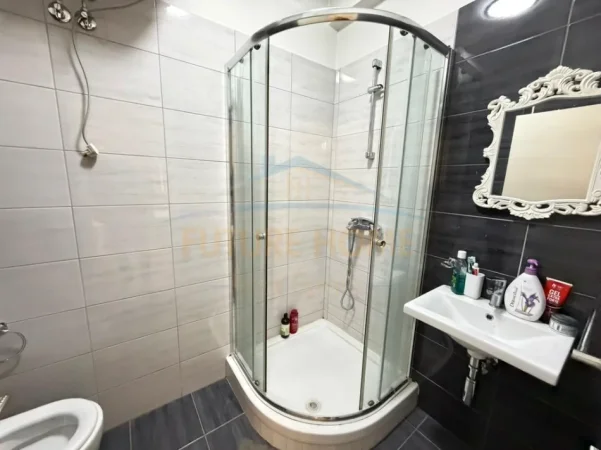 Tirane, jepet me qera apartament 3+1 Kati 5, 115 m² 1.000 € (Zogu i Zi)