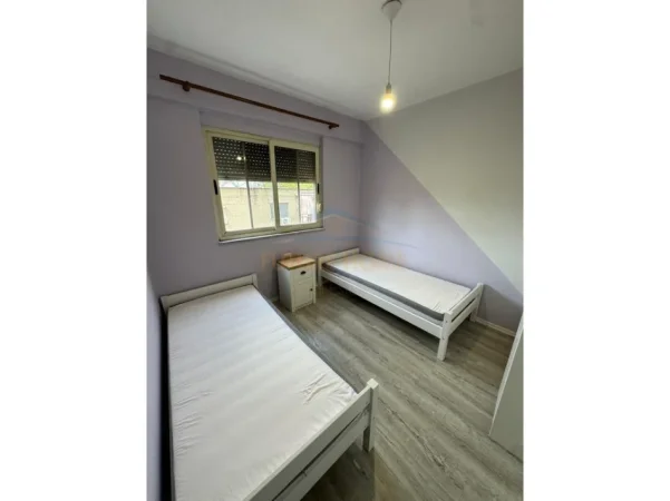 Tirane, jepet me qera apartament 3+1 Kati 4, 105 m² 780 € (Stacioni i Trenit)