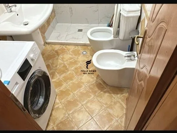 Tirane, jepet me qera apartament 2+1 Kati 7, 90 m² 600 € (XHAMLLIKU)