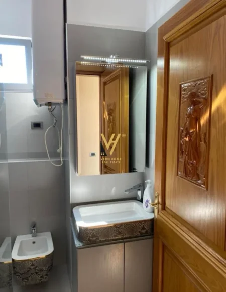 Tirane, jepet me qera apartament 1+1+Ballkon Kati 9, 75 m² 620 € (ALI DEMI)