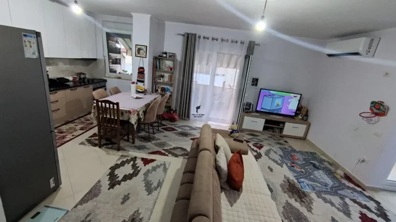 Tirane, jepet me qera apartament 2+1 Kati 7, 140 m² 600 € (YZBERISHT)