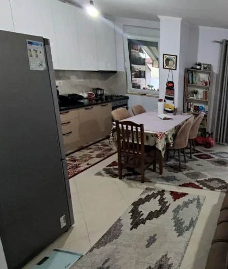 Tirane, jepet me qera apartament 2+1 Kati 7, 140 m² 600 € (YZBERISHT)