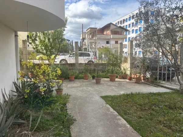 Tirane, jepet me qera apartament 1+1 Kati 0, 65 m² 500 € (Ali Demi)