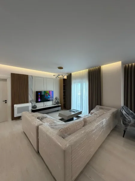 Apartament 1+1 me qira + 2 poste parkimi – Xhamllik