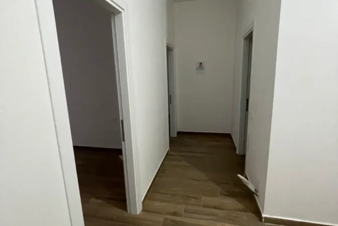 Tirane, jepet me qera zyre Kati 2, 118 m² 650 € (Rruga e Dibres)