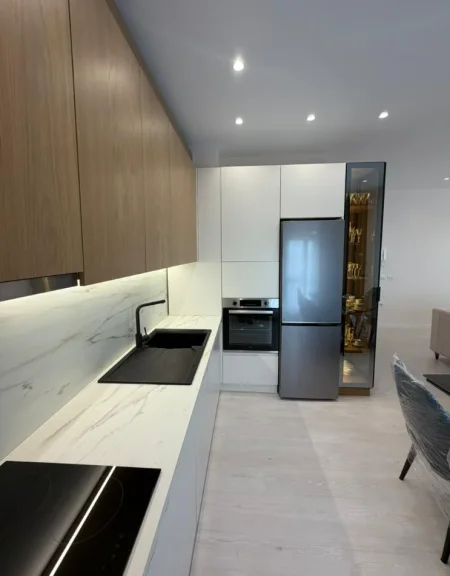 Tirane, jepet me qera apartament 1+1 , 80 m² 800 € 