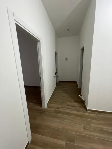 Tirane, jepet me qera zyre Kati 1, 118 m² 650 € (RRUGA E DIBRES)