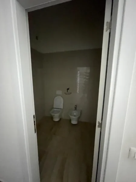 Tirane, jepet me qera zyre Kati 1, 118 m² 650 € (RRUGA E DIBRES)