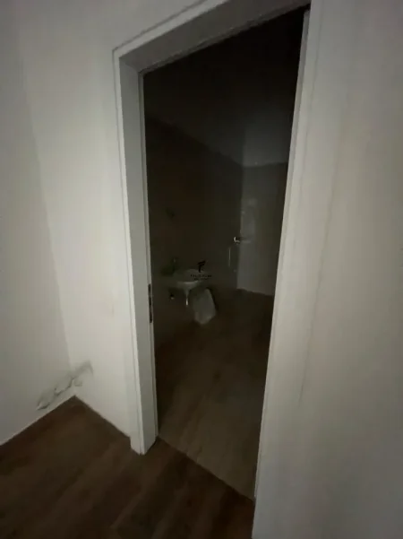 Tirane, jepet me qera zyre Kati 1, 118 m² 650 € (RRUGA E DIBRES)