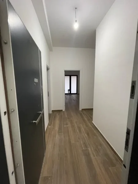 Tirane, jepet me qera zyre Kati 1, 118 m² 650 € (RRUGA E DIBRES)