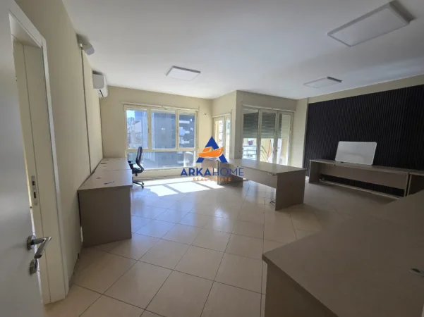 Tirane, jepet me qera zyre Kati 0, 140 m² 1.154 € (Stacioni i Trenit)