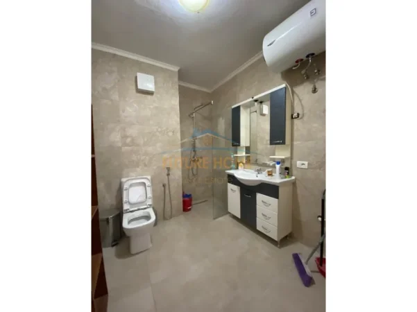Tirane, jepet me qera zyre Kati 11, 150 m² 1.500 € (Ish Ekspozita)
