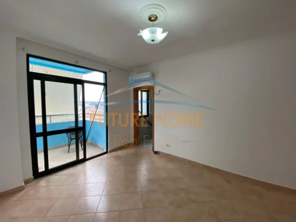 Tirane, jepet me qera zyre Kati 11, 150 m² 1.500 € (Ish Ekspozita)