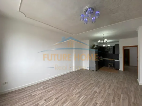 Tirane, jepet me qera zyre Kati 11, 150 m² 1.500 € (Ish Ekspozita)