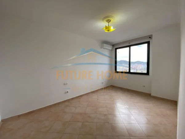 Tirane, jepet me qera zyre Kati 11, 150 m² 1.500 € (Ish Ekspozita)
