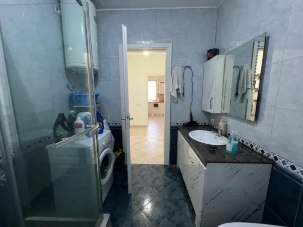Tirane, jepet me qera apartament 2+1 Kati 10, 140 m² 750 € (Rruga e Barrikadave)