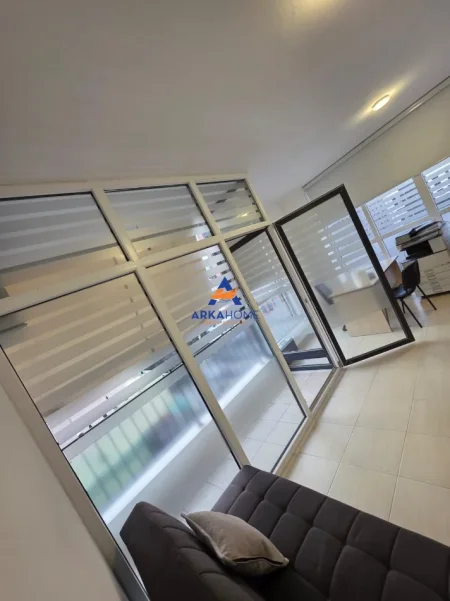 Tirane, jepet me qera zyre Kati 3, 65 m² 500 € (bulevardi i ri)