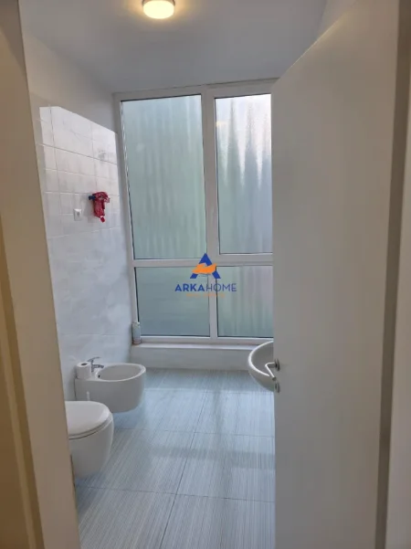 Tirane, jepet me qera zyre Kati 3, 65 m² 500 € (bulevardi i ri)
