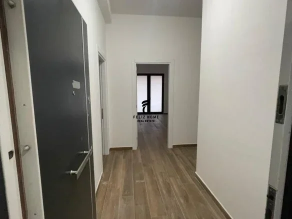 Tirane, jepet me qera zyre Kati 1, 118 m² 650 € (RRUGA E DIBRES)