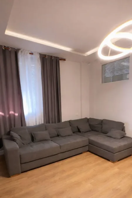 Tirane, jepet me qera apartament 1+1 Kati 0, 56 m² 550 € (Rruga Hamdi Garunja)