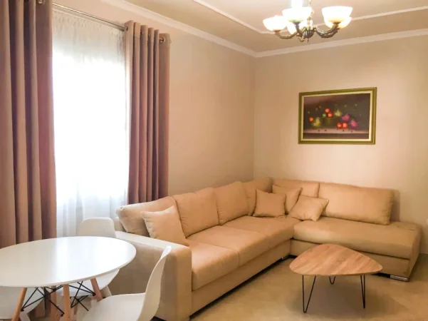 Tirane, jepet me qera apartament 1+1 Kati 4, 67 m² 450 € (Fresku)