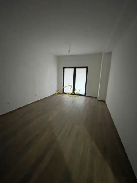 Tirane, jepet me qera zyre Kati 1, 118 m² 650 € (FARMACIA 10)
