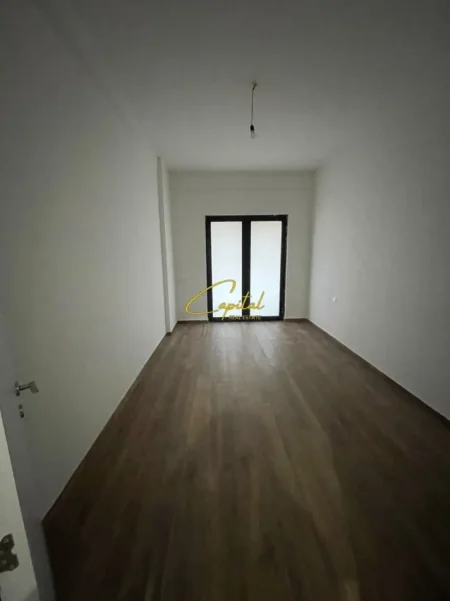 Tirane, jepet me qera zyre Kati 1, 118 m² 650 € (FARMACIA 10)