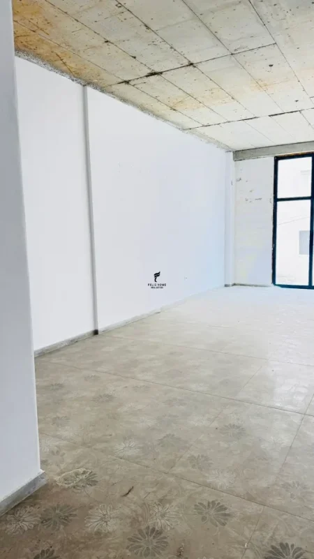 Tirane, jepet me qera dyqan Kati 2, 114 m² 1.500 € (KAMEZ)