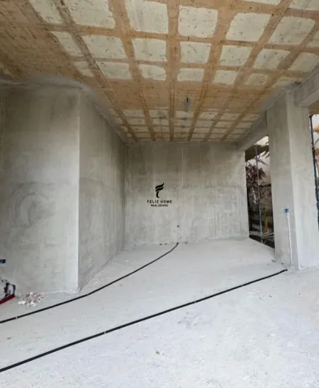 Tirane, shitet dyqan Kati 0, 75 m² 226.000 € (ISH FUSHA E AVIACIONIT)