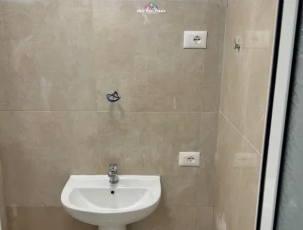 Tirane, shes dyqan Kati 0, 38 m² 213.400 € (Rruga Mine Peza)