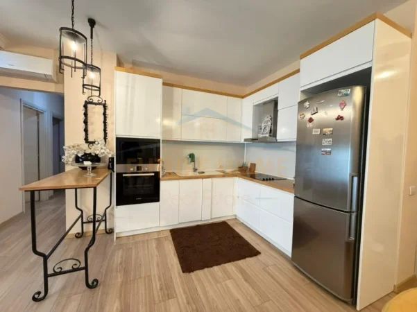 Tirane, jepet me qera apartament 3+1+Ballkon Kati 5, 115 m² 1.000 € (zogu i zi)