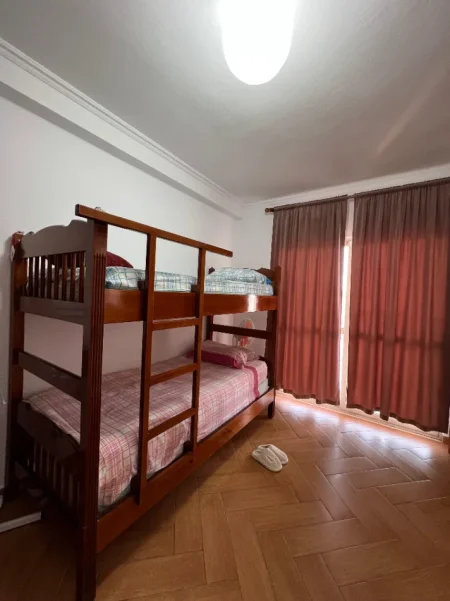 Tirane, jepet me qera apartament 2+1+Ballkon Kati 9, 112 m² (Rruga e Barrikadave)