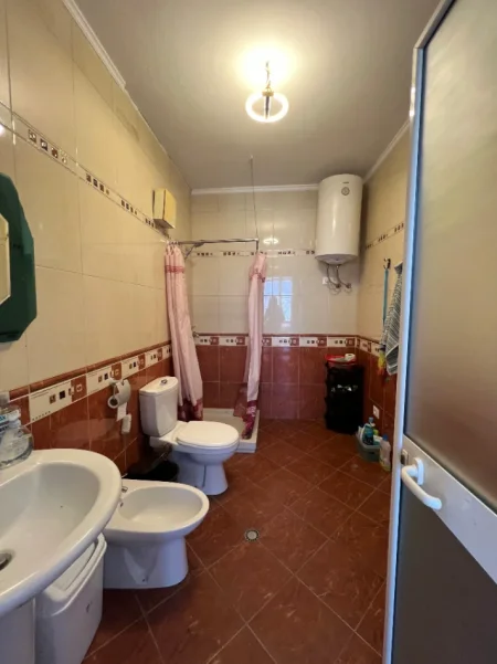 Tirane, jepet me qera apartament 2+1 Kati 9, 112 m² 65.000 LEKE (RRUGA E BARRIKADAVE)