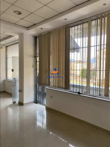 Tirane, shitet dyqan Kati 0, 70 m² 187.000 € 