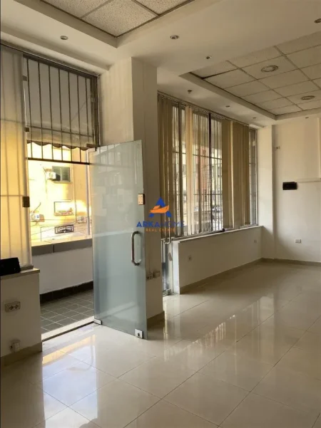 Tirane, jepet me qera dyqan Kati 0, 70 m² 700 € 