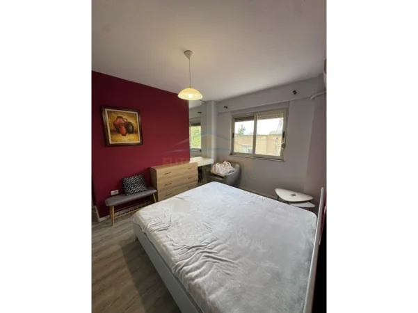 Tirane, jepet me qera apartament 3+1+Ballkon Kati 4, 105 m² 700 € (Stacioni I Trenit)
