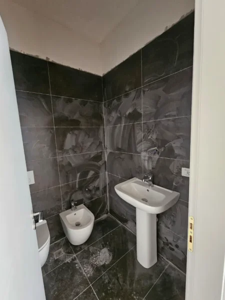 Tirane, shitet apartament 3+1 , 125 m² 400.000 € (Komuna e Parisit)
