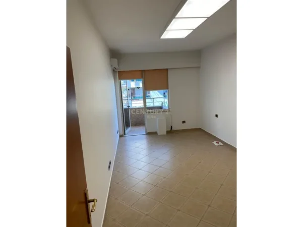 Tirane, jepet me qera zyre Kati 7, 70 m² 600 € (Myslym Shyri)